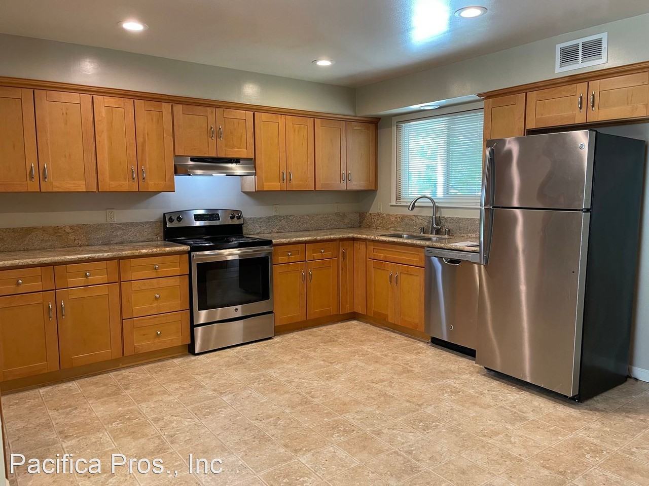 303 40th St - Photo 3 of 17