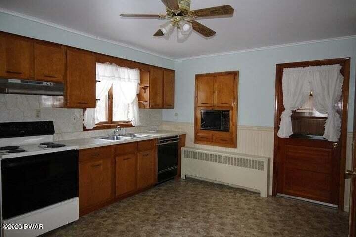 1266 Mount Cobb Rd - Photo 3 of 21