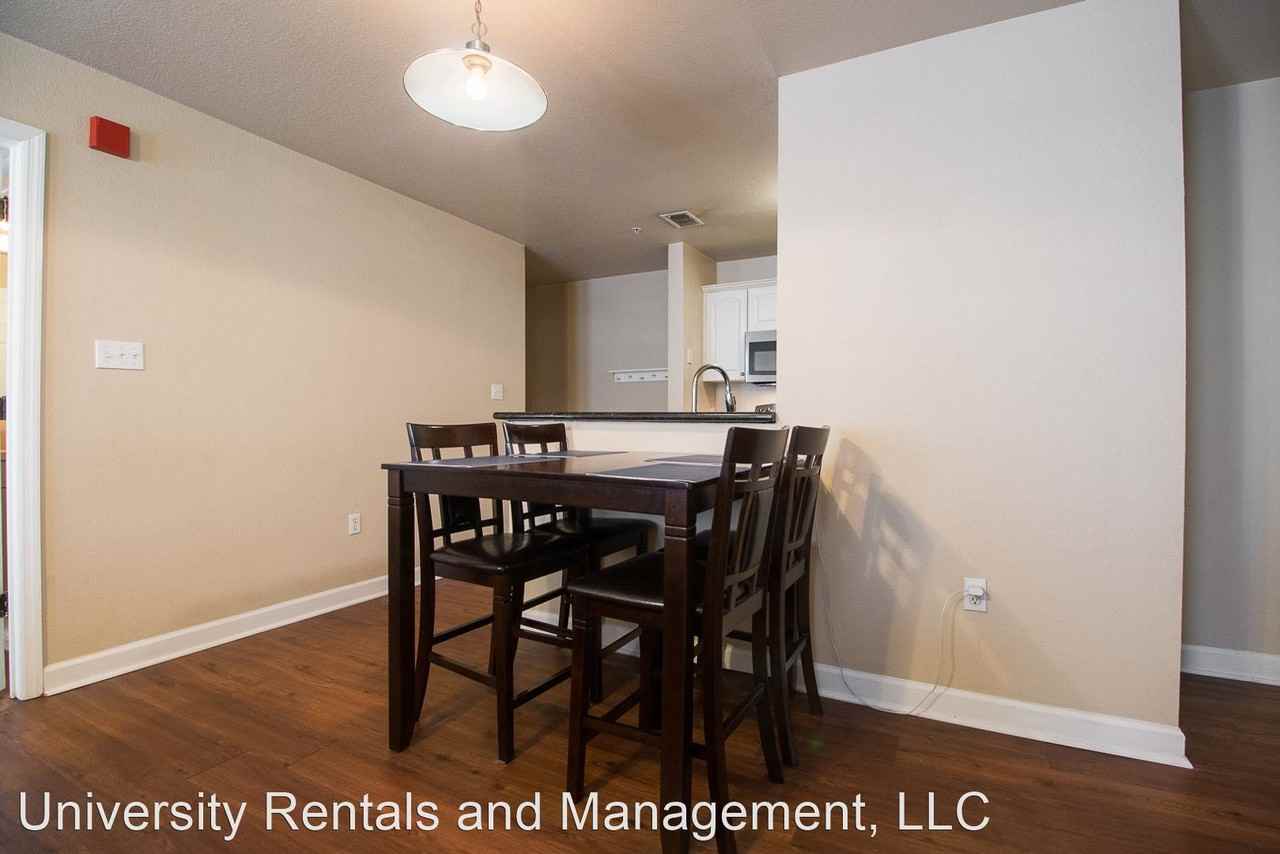 835 SW 9th Street - Photo 3 of 13