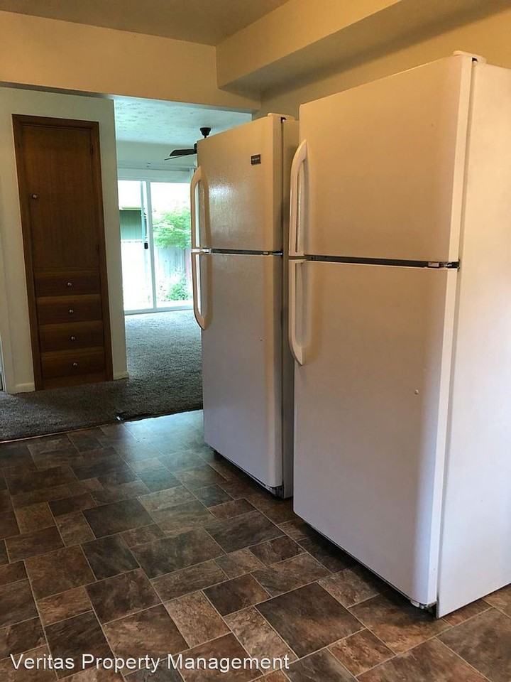 631 Hastings Ave - Photo 3 of 6