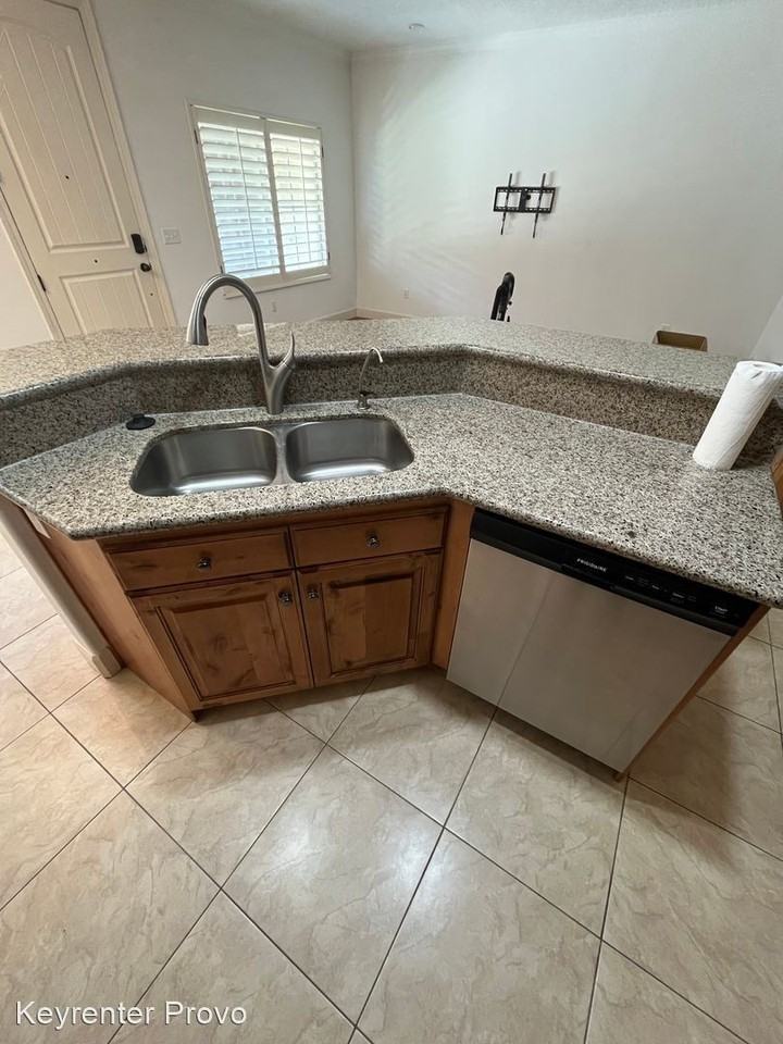 941 N 940 W - Photo 2 of 32