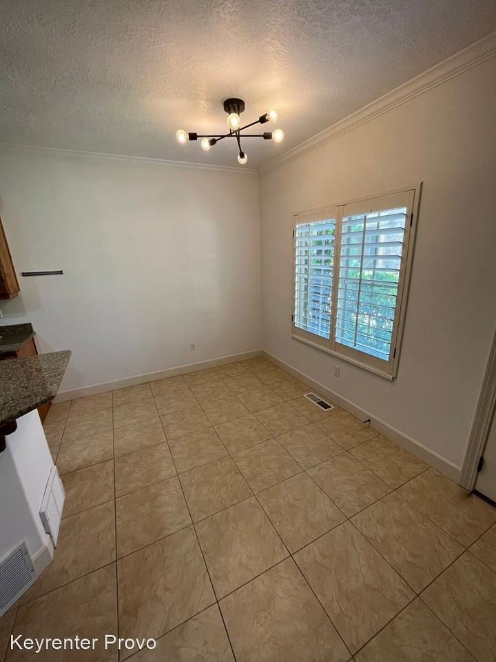 941 N 940 W - Photo 3 of 32