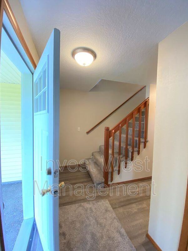 8511 Ne 66th St - Photo 3 of 24