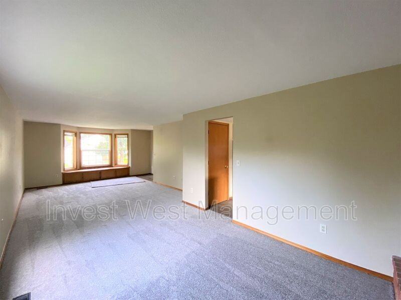 8511 Ne 66th St - Photo 5 of 24