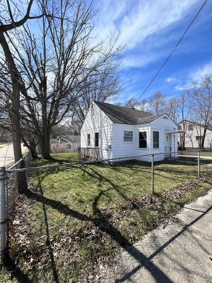 843 Albert Ave - Photo 2 of 14