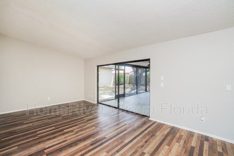 819 Greenfield Dr - Photo 2 of 20