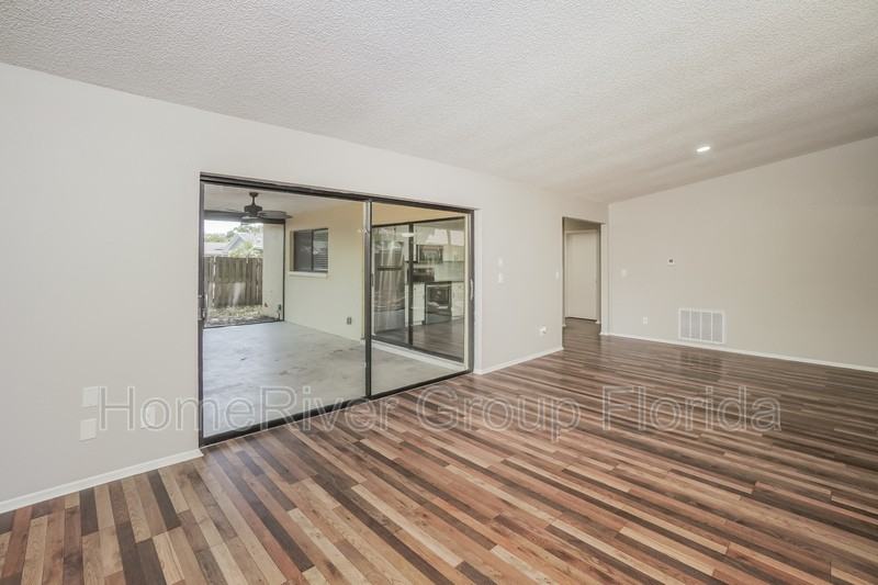 819 Greenfield Dr - Photo 3 of 20