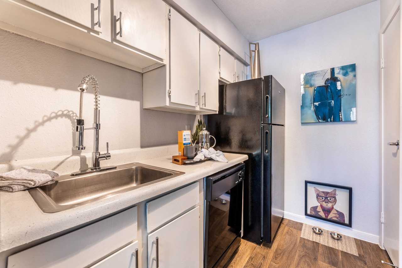 The Beverly at Clear Lake - Photo 4 of 36