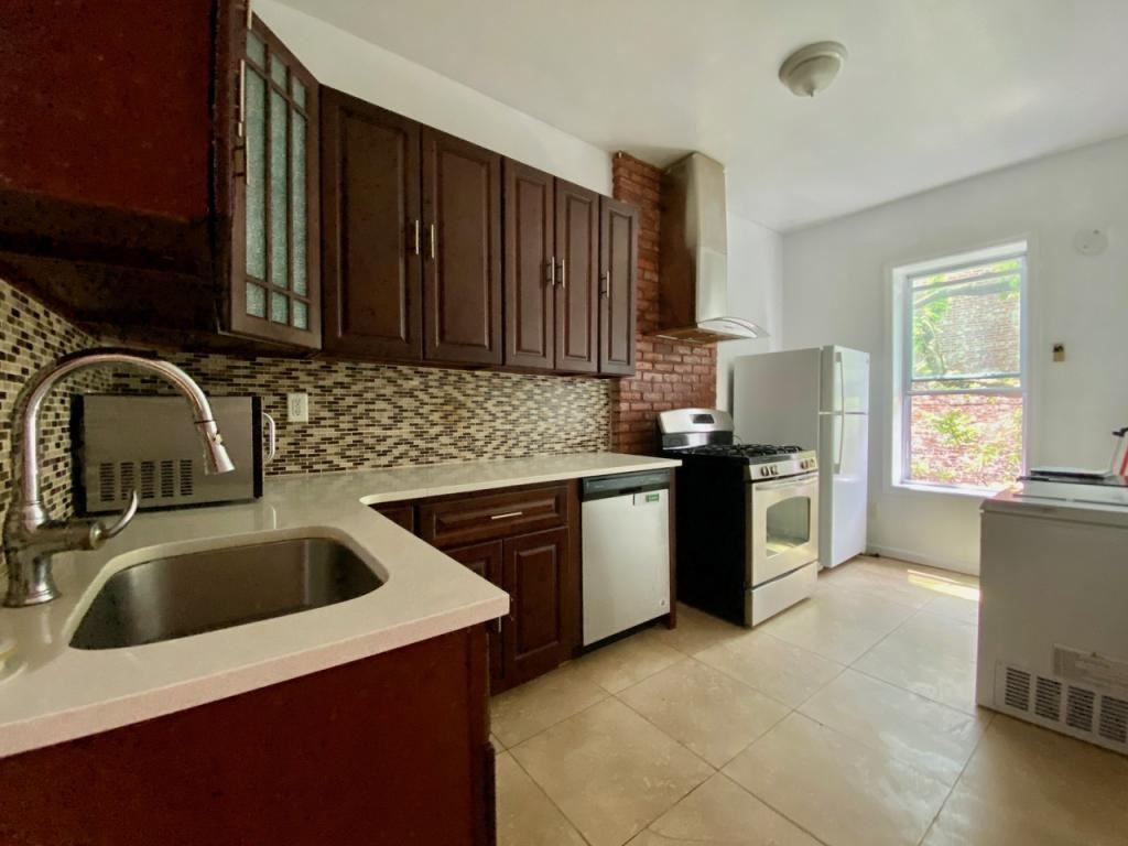 1522 Bergen St - Photo 5 of 18