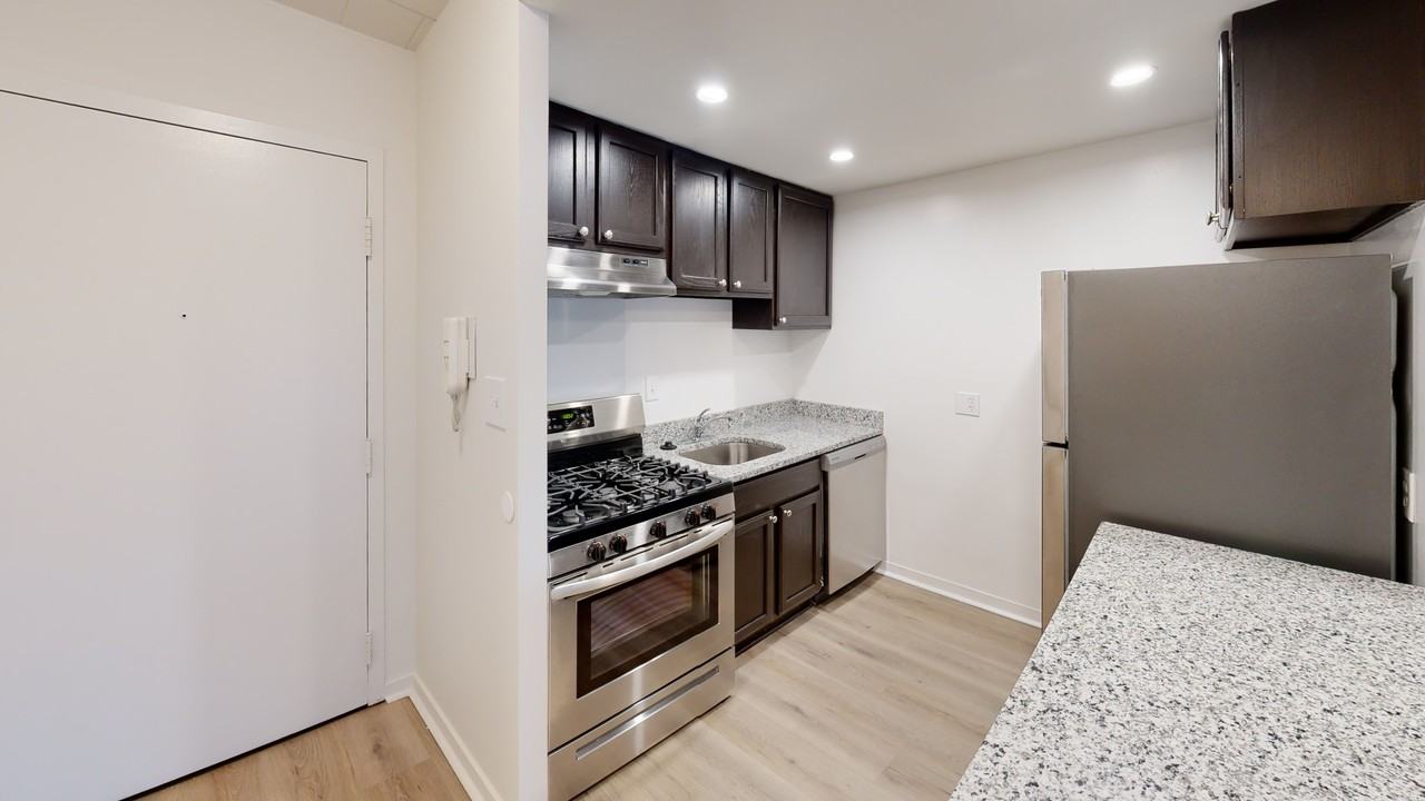 Claybourne - Photo 3 of 47