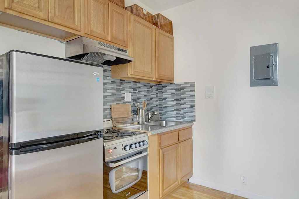 76 E 1st Street - Photo 4 of 7