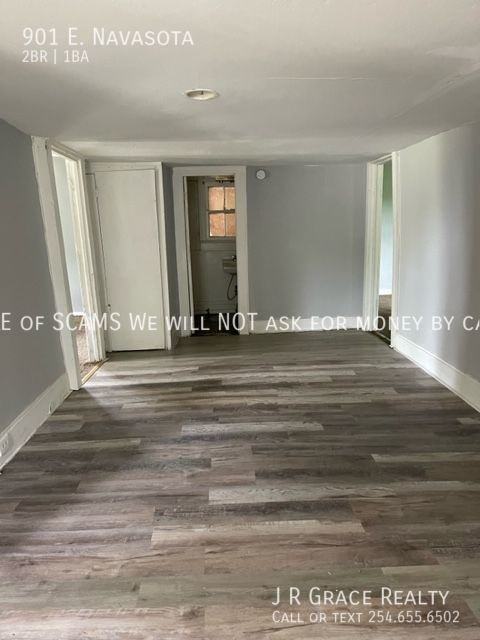 901 E Navasota St - Photo 3 of 9
