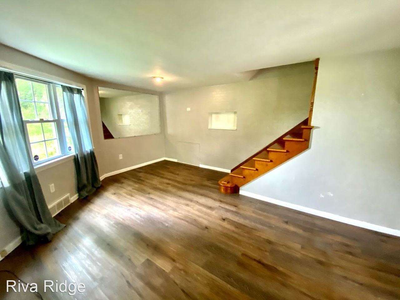 1045 Christopher St - Photo 2 of 17