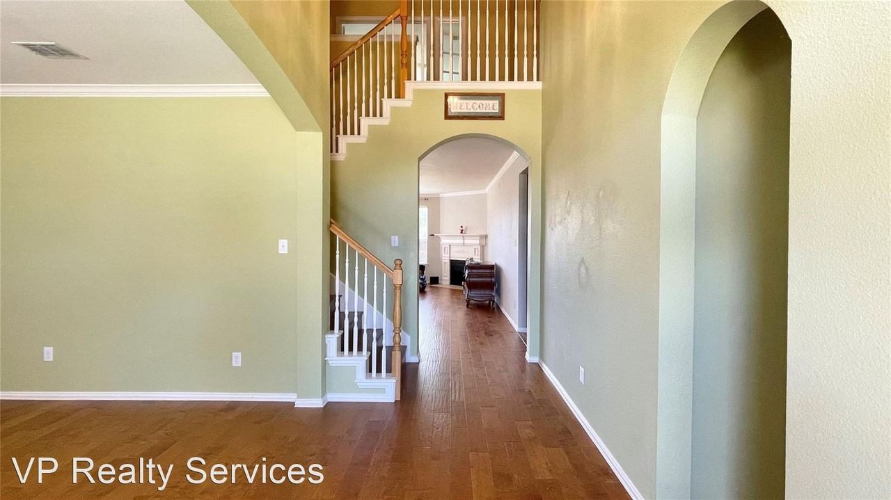 509 Lochwood Dr - Photo 2 of 35