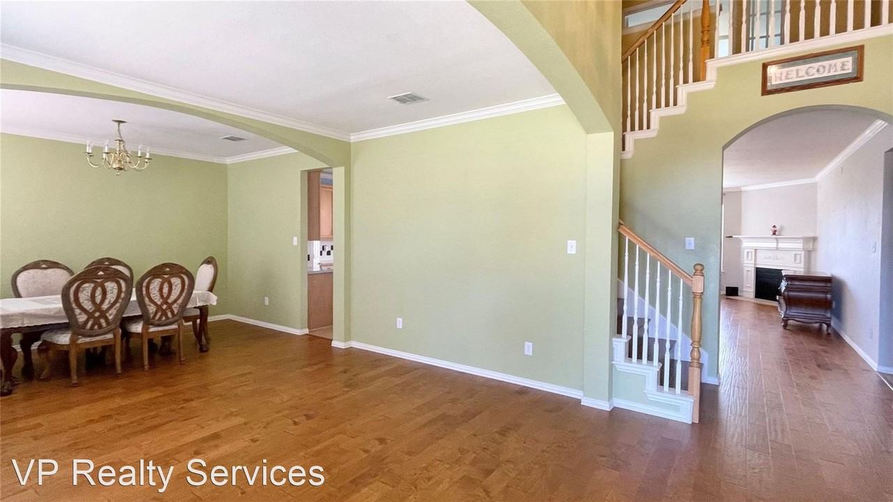 509 Lochwood Dr - Photo 3 of 35