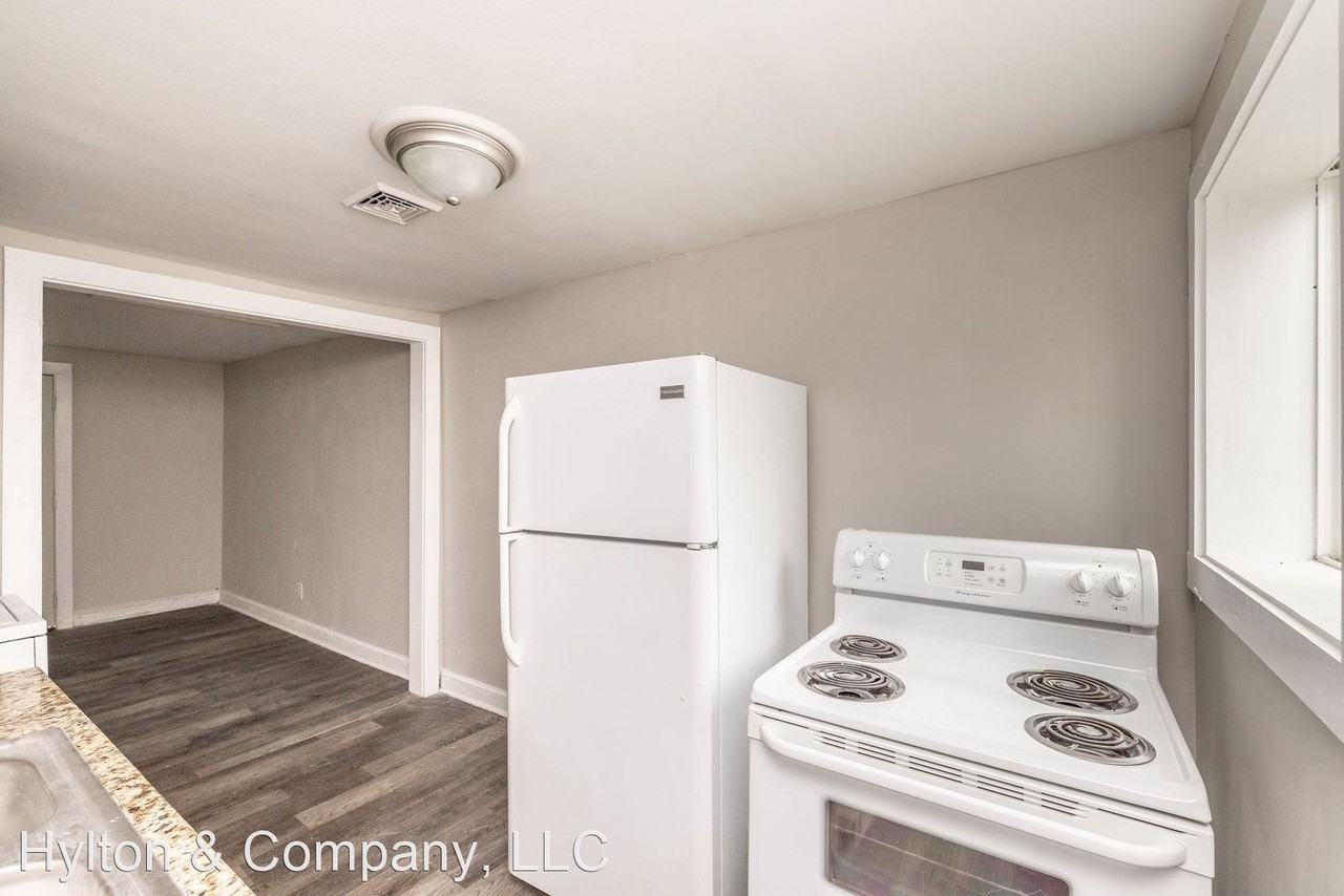 Renovated cozy unit in Petersburg - Photo 2 of 19