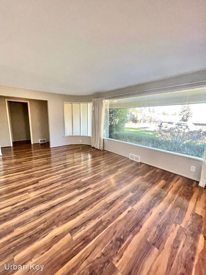 8023 Ne 28th St - Photo 3 of 24