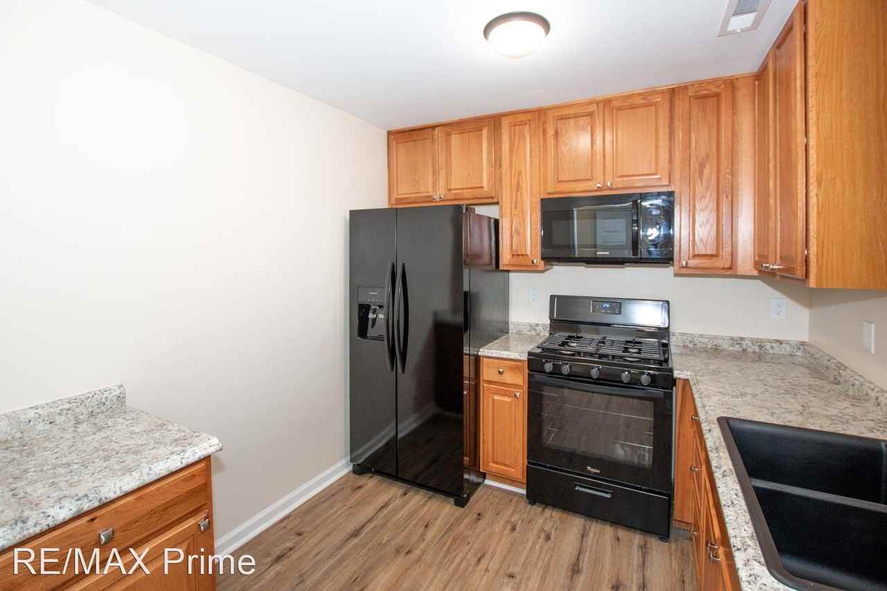 414 Woodview Ln - Photo 2 of 39