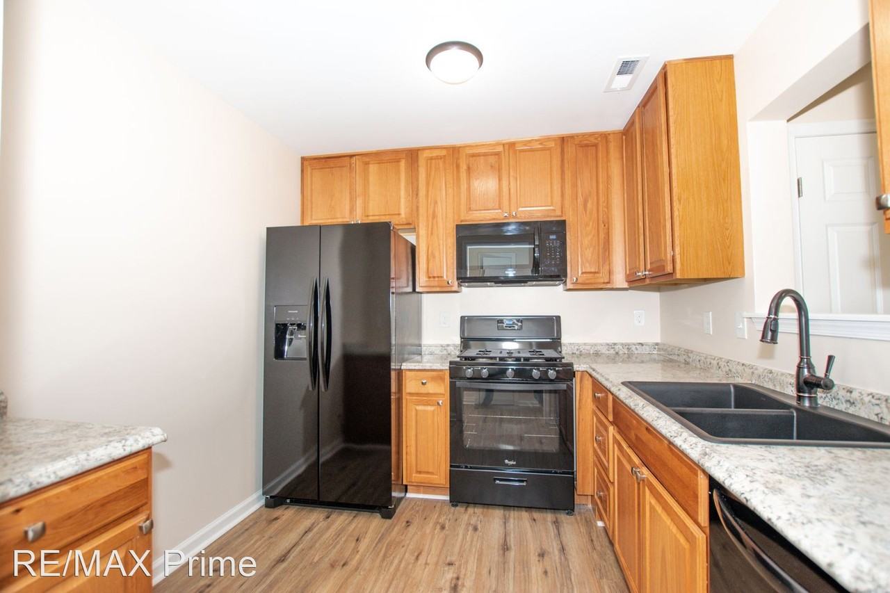 414 Woodview Ln - Photo 3 of 39