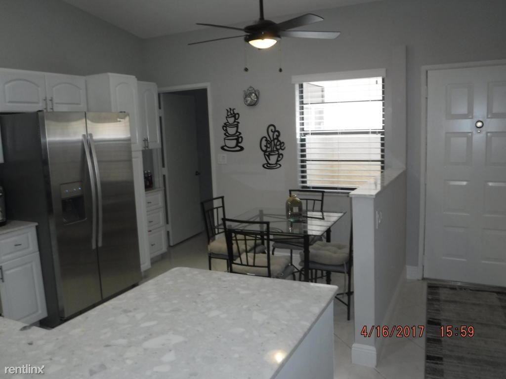 6101 Sunny Pointe Cir - Photo 3 of 15