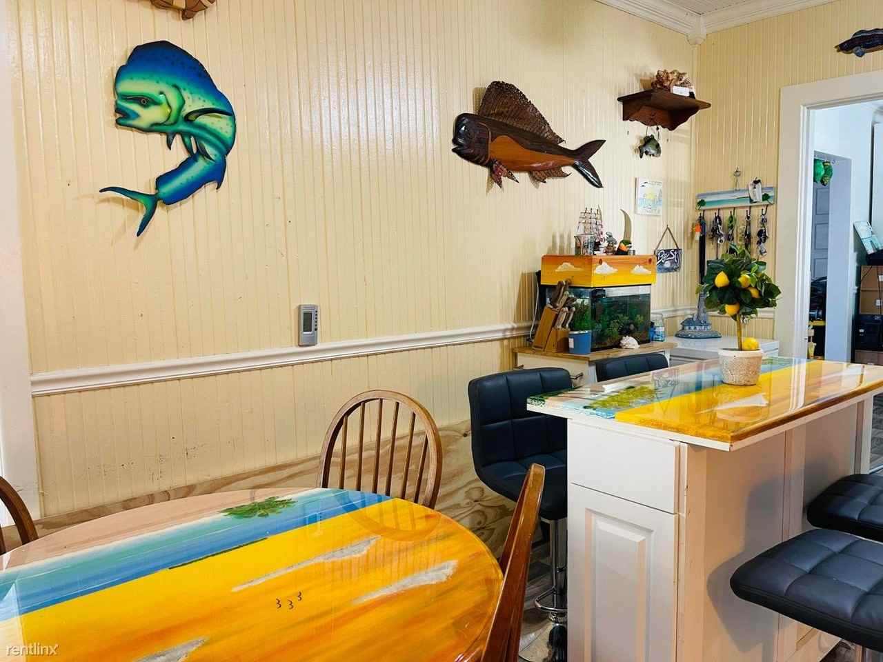 1099 7th St - Photo 2 of 9