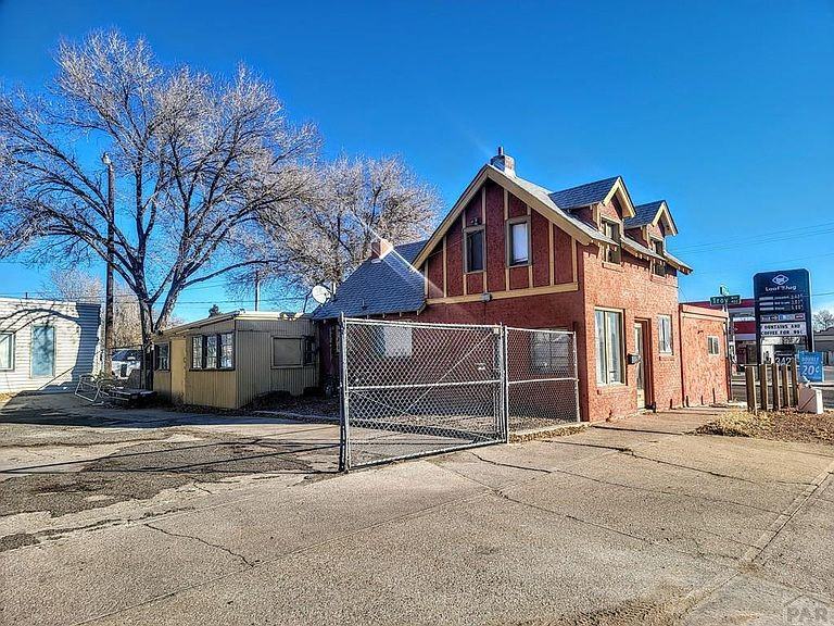 2045 E 4th St - Photo 6 of 11