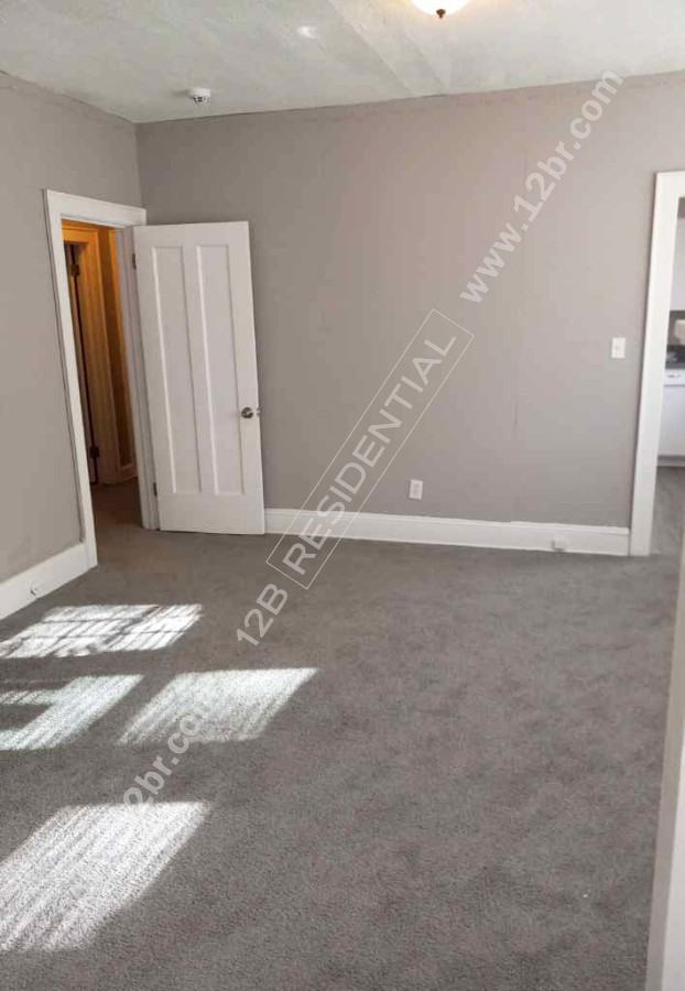 1369 E 139th St #1 - Photo 3 of 13