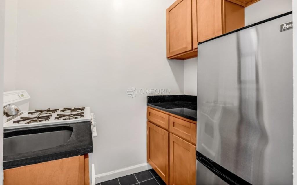 80 1/2-82 Jane Street #4A - Photo 2 of 5