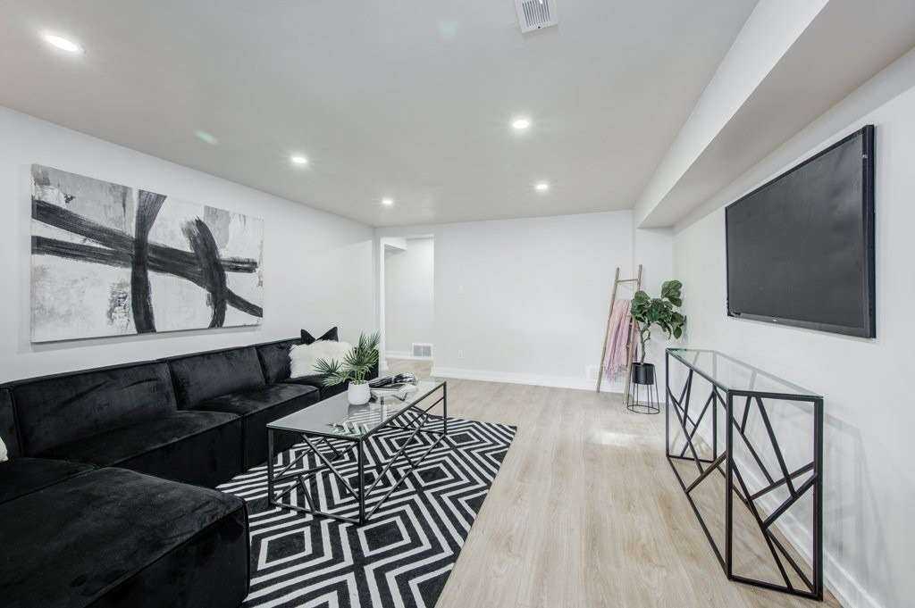 61 Eastbury Dr - Photo 2 of 50