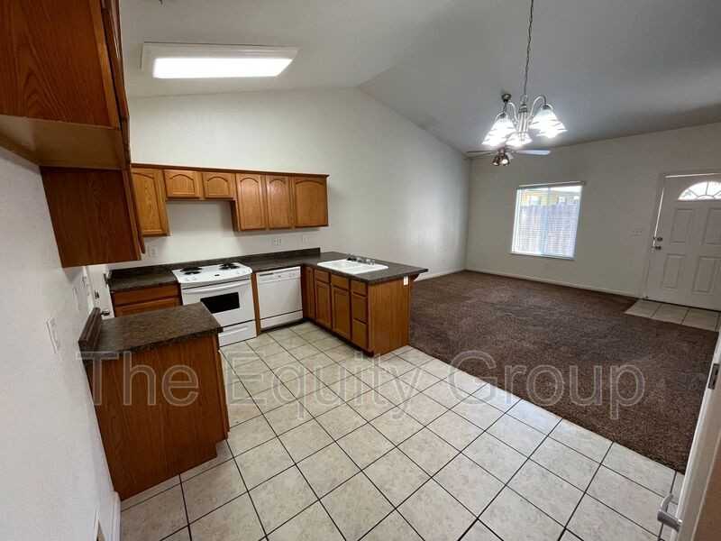 1323 S Crowe St #C - Photo 6 of 18