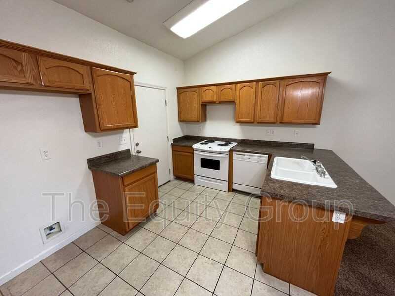 1323 S Crowe St #C - Photo 7 of 18
