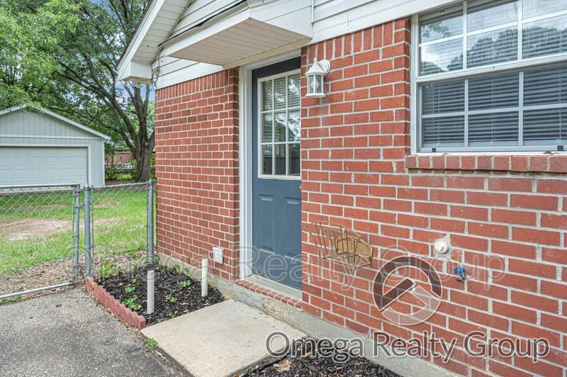 1380 Lexington Way - Photo 7 of 34