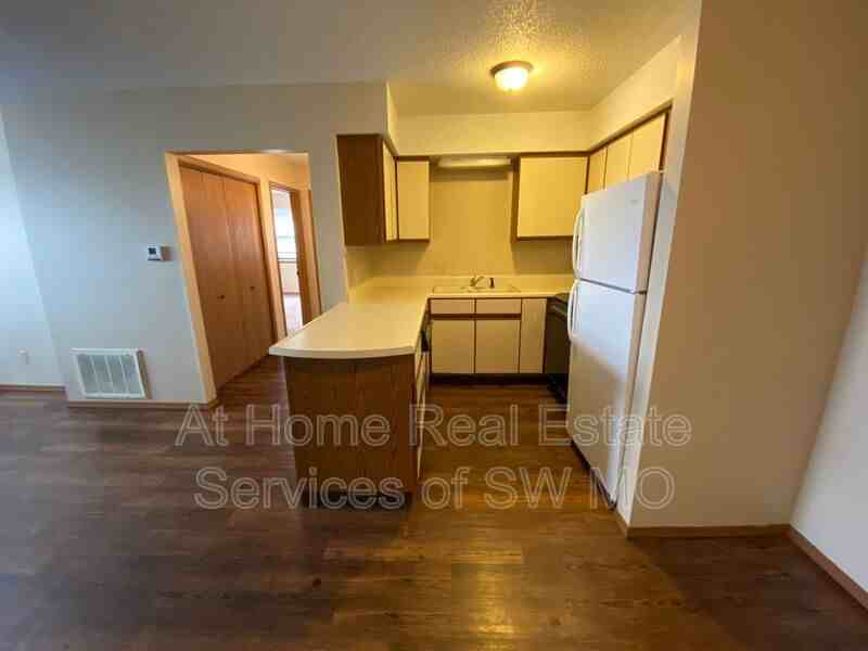 2850 S Rogers Ave #10 - Photo 3 of 9
