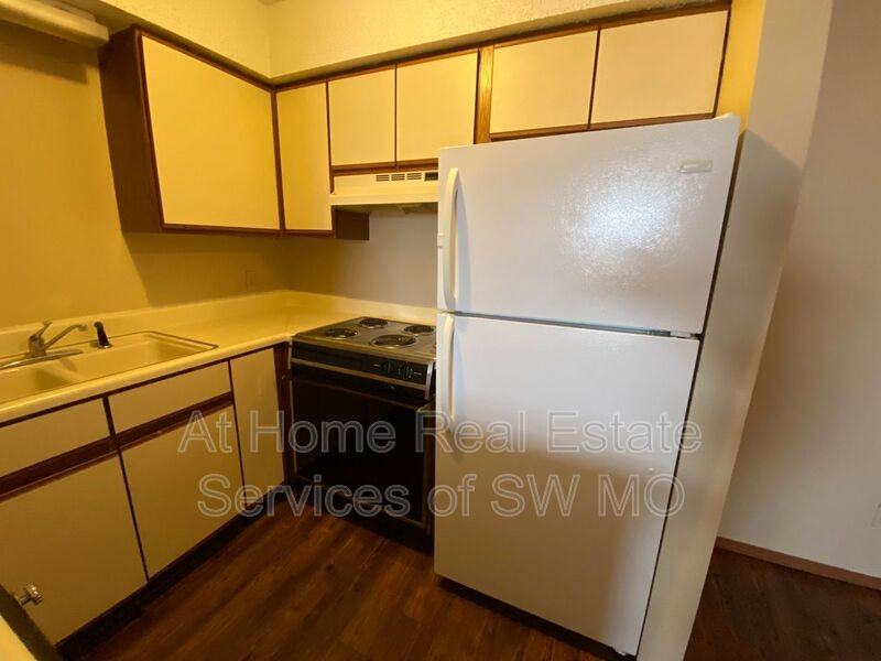 2850 S Rogers Ave #10 - Photo 5 of 9