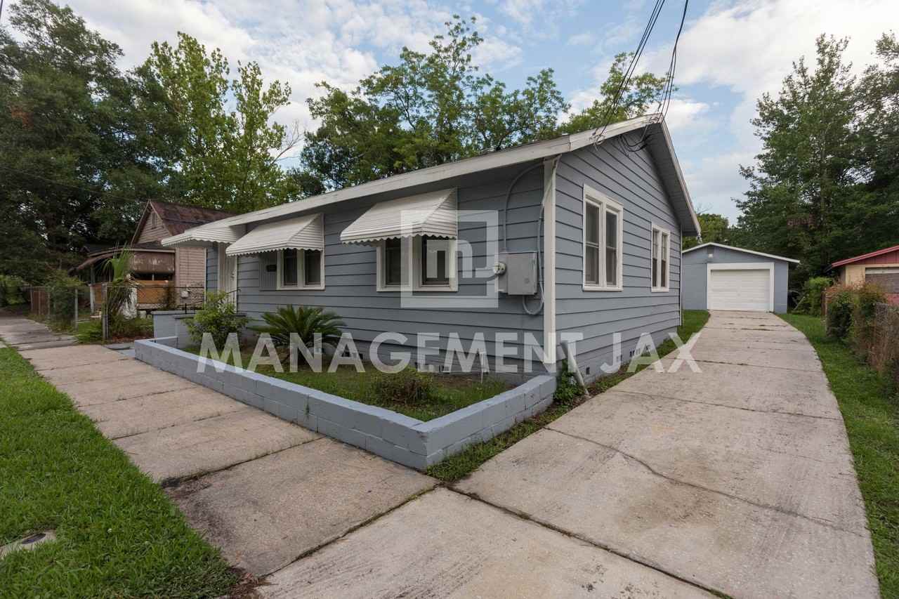 1560 W 17th St #1 - Photo 2 of 21