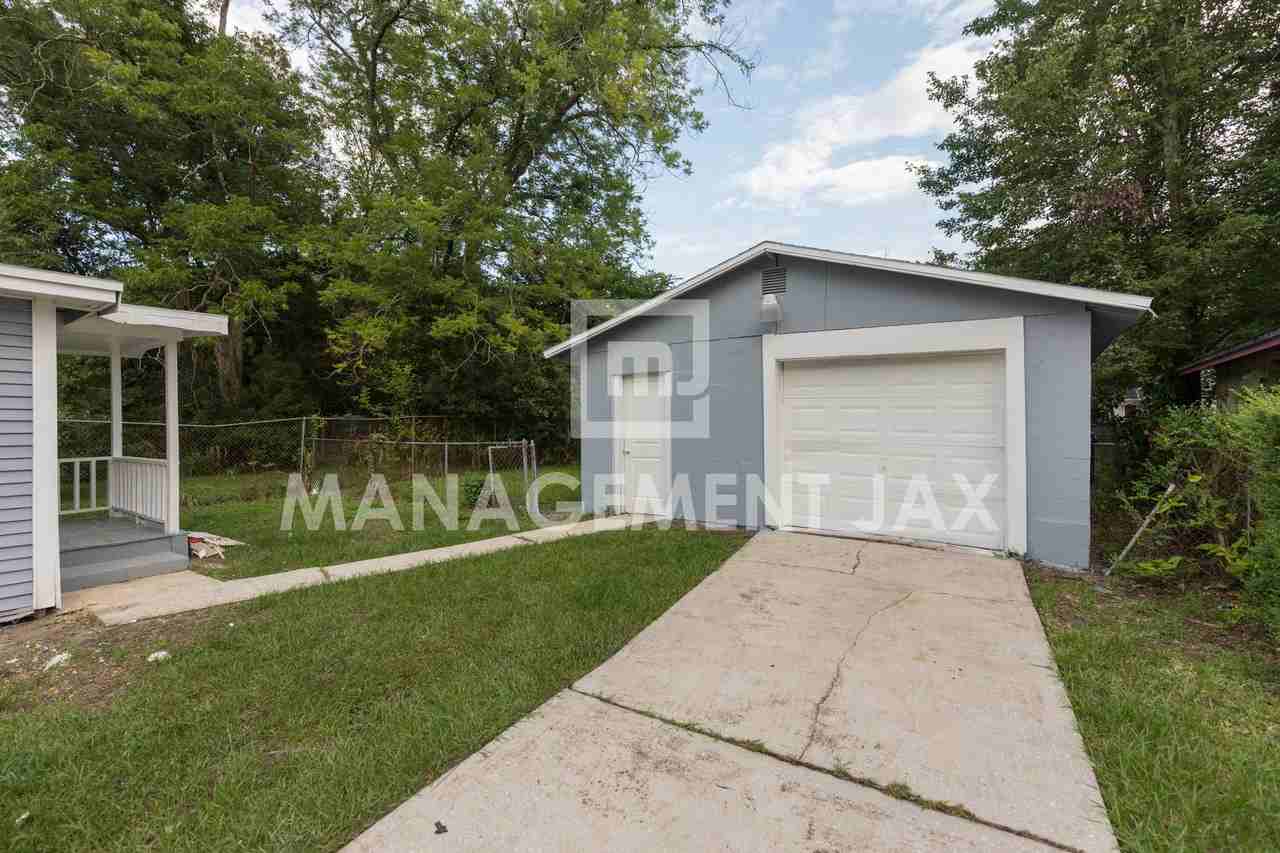 1560 W 17th St #1 - Photo 3 of 21