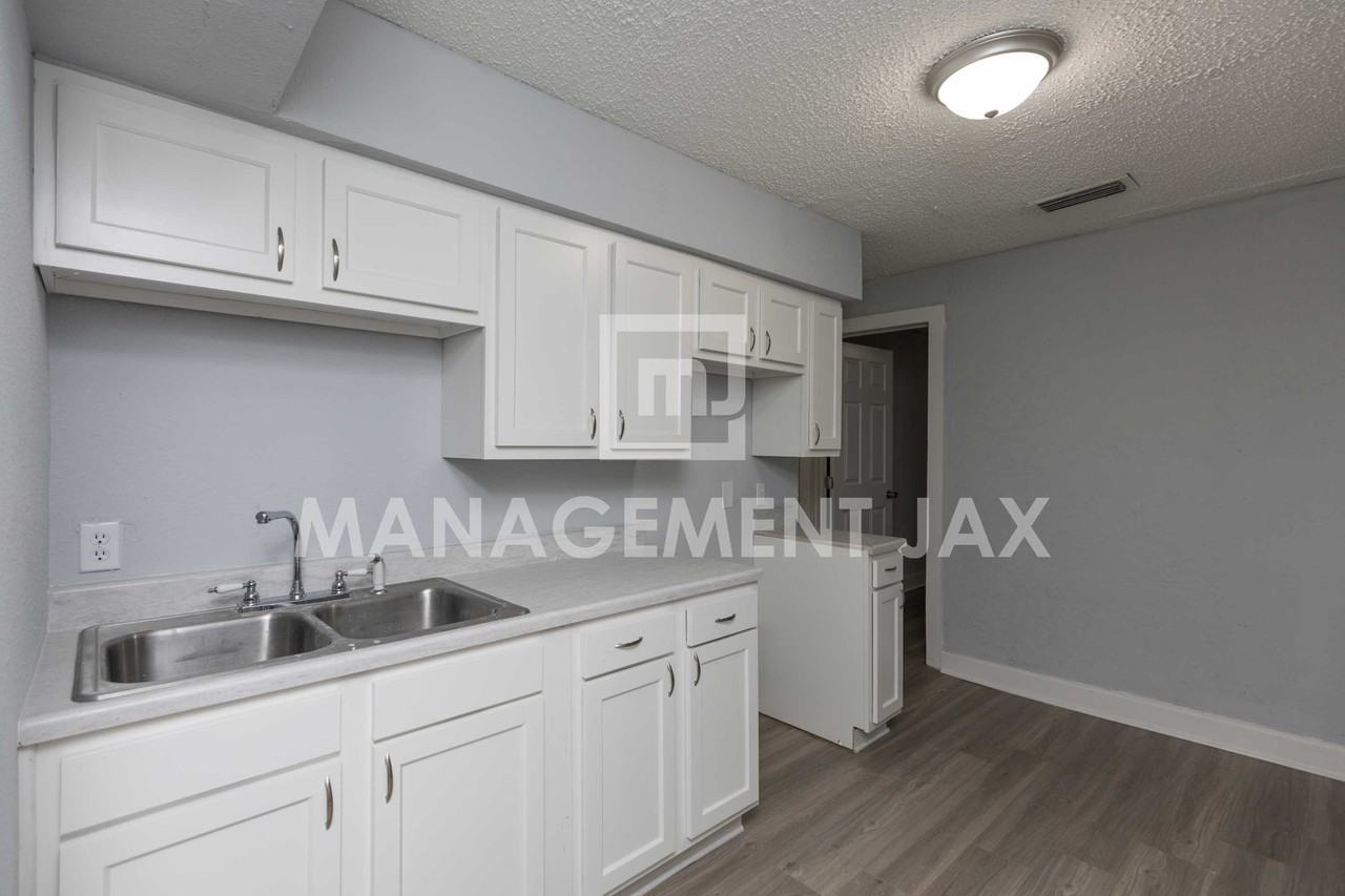 1560 W 17th St #1 - Photo 5 of 21