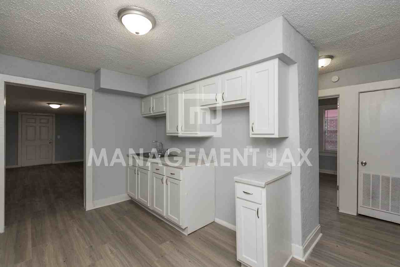 1560 W 17th St #1 - Photo 6 of 21