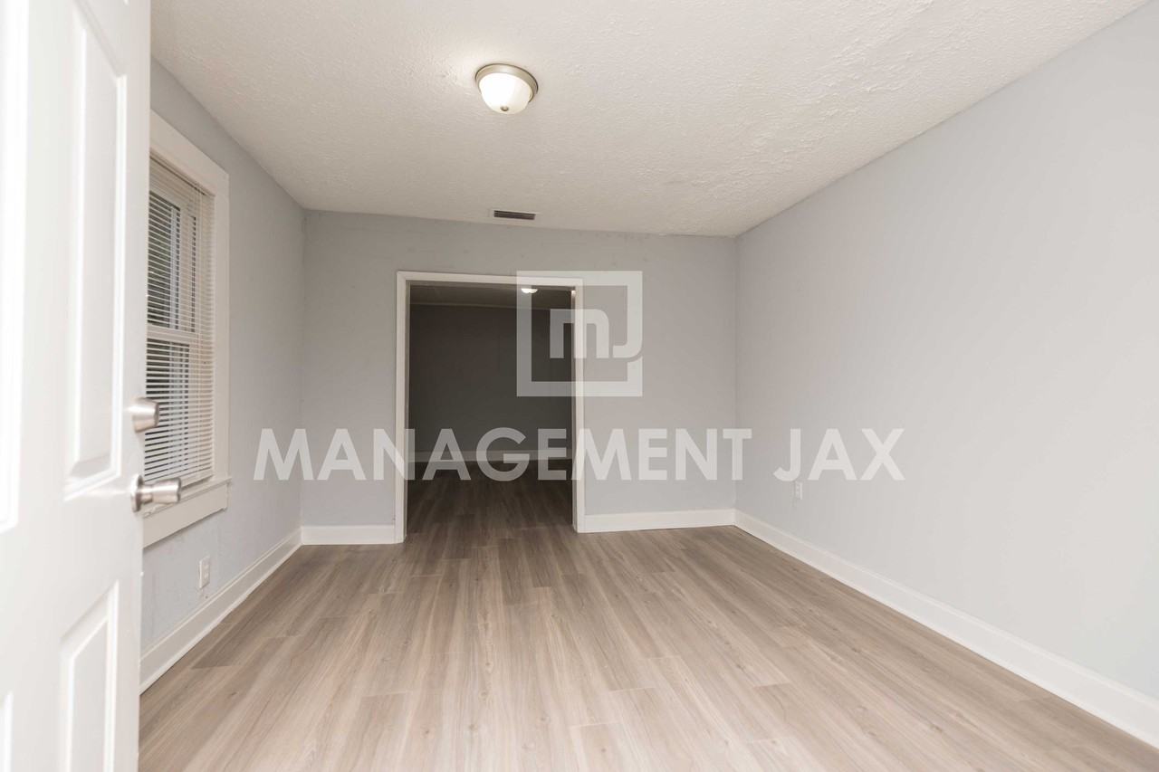 1560 W 17th St #1 - Photo 7 of 21
