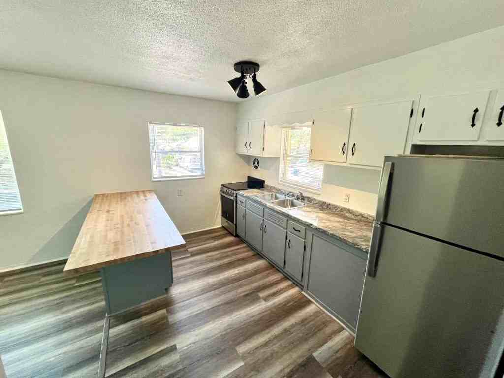 1135 Highland St N - Photo 3 of 10