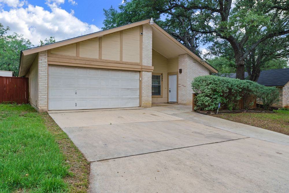 6203 Fox Creek St - Photo 2 of 27