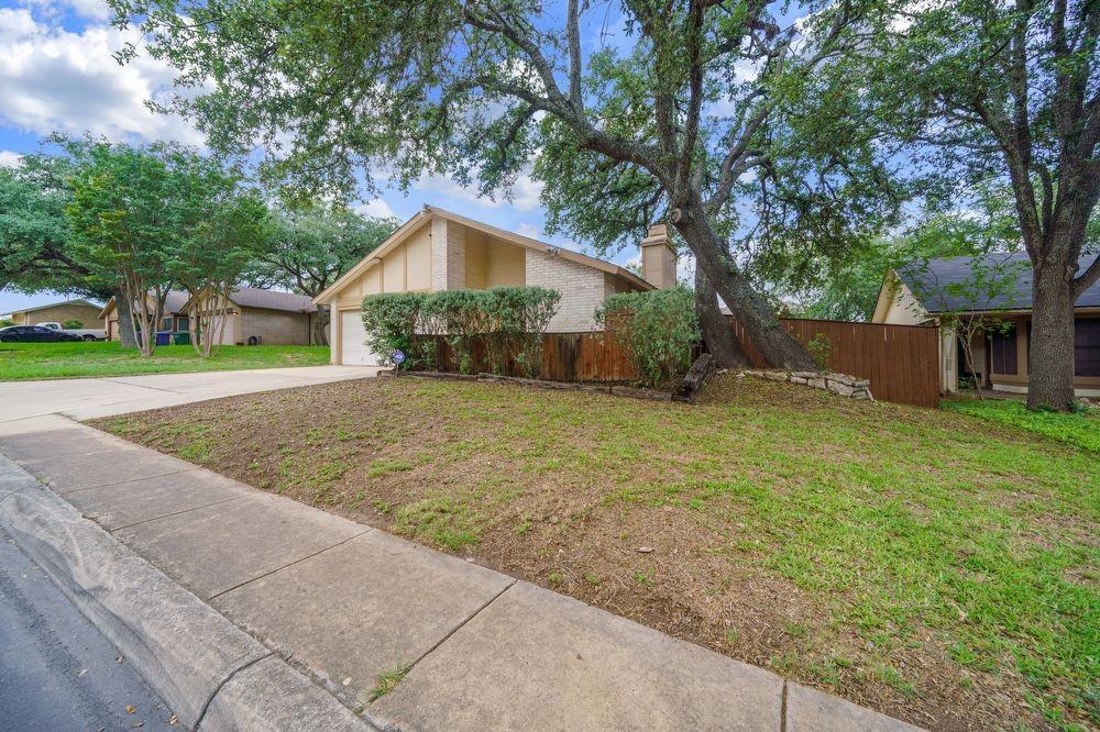 6203 Fox Creek St - Photo 3 of 27