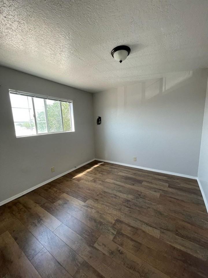 425 Wisconsin St Ne - Photo 3 of 5