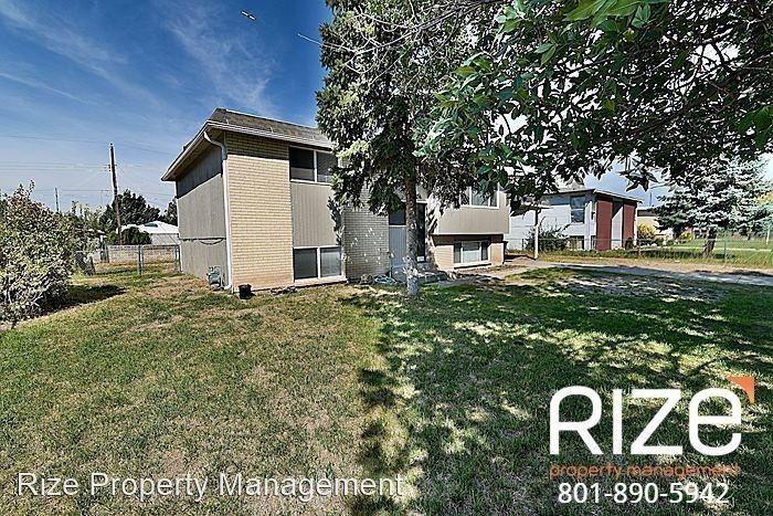 3244 S Oriole Way - Photo 3 of 20