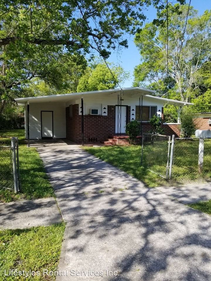 5042 Lincoln Cir N - Photo 2 of 17