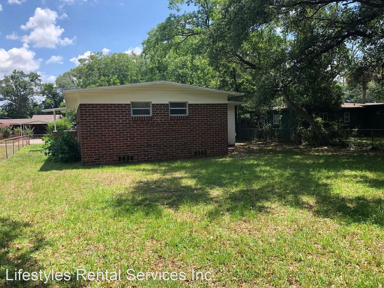 5042 Lincoln Cir N - Photo 3 of 17