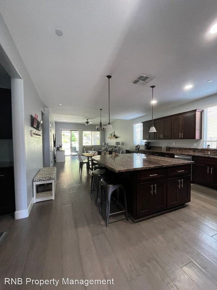 818 Baronial Ln - Photo 2 of 22