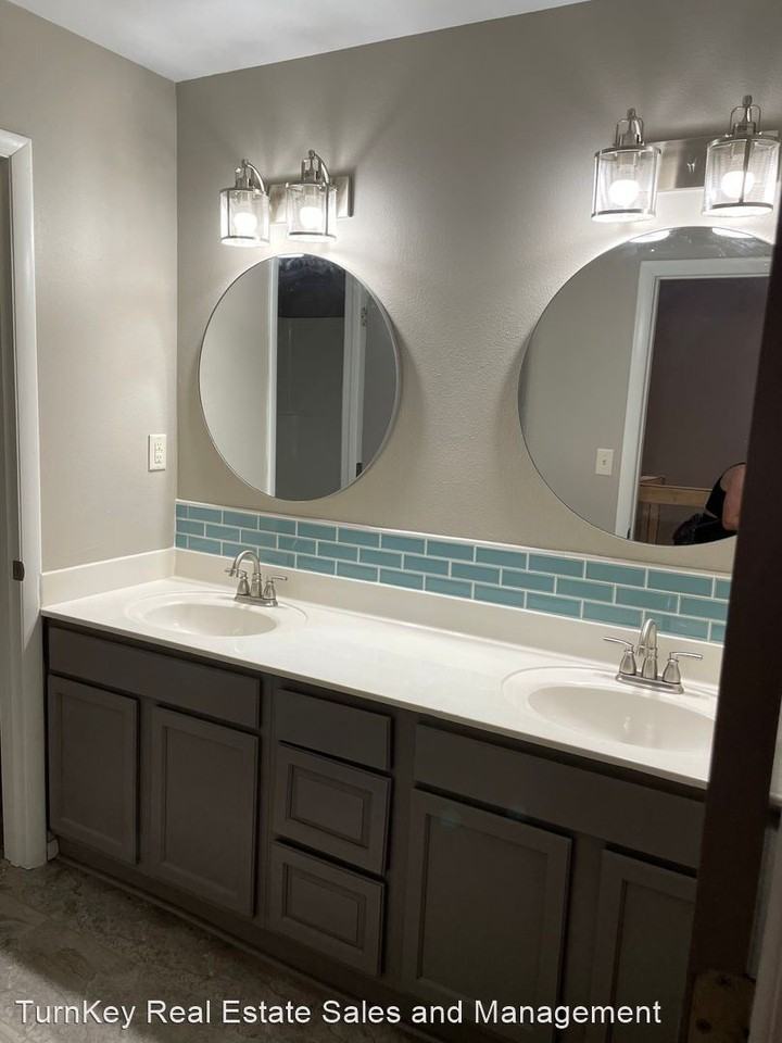 The Parkway Townhouses Apartments 710 W Walnut St, Springfield, MO