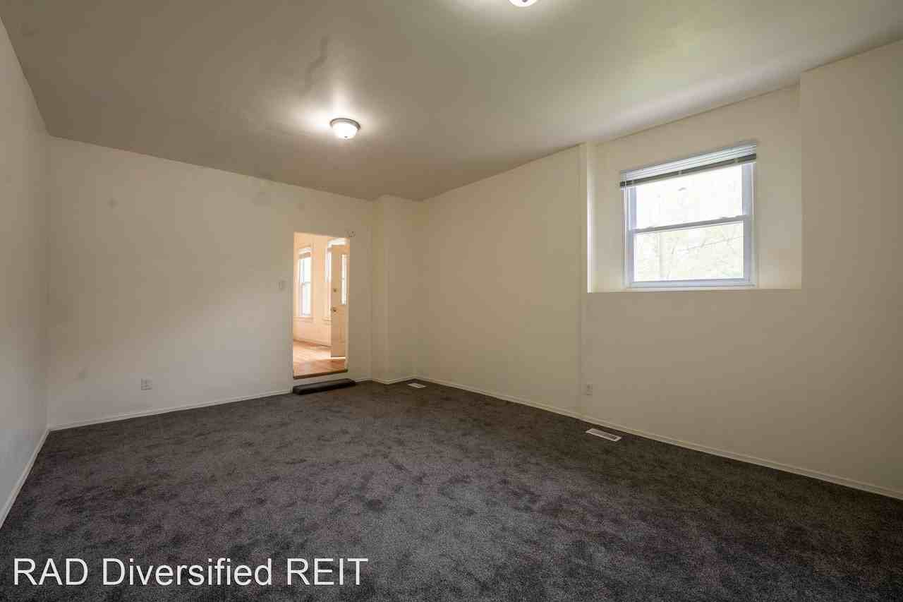 1760 N Lindenwood St - Photo 3 of 13