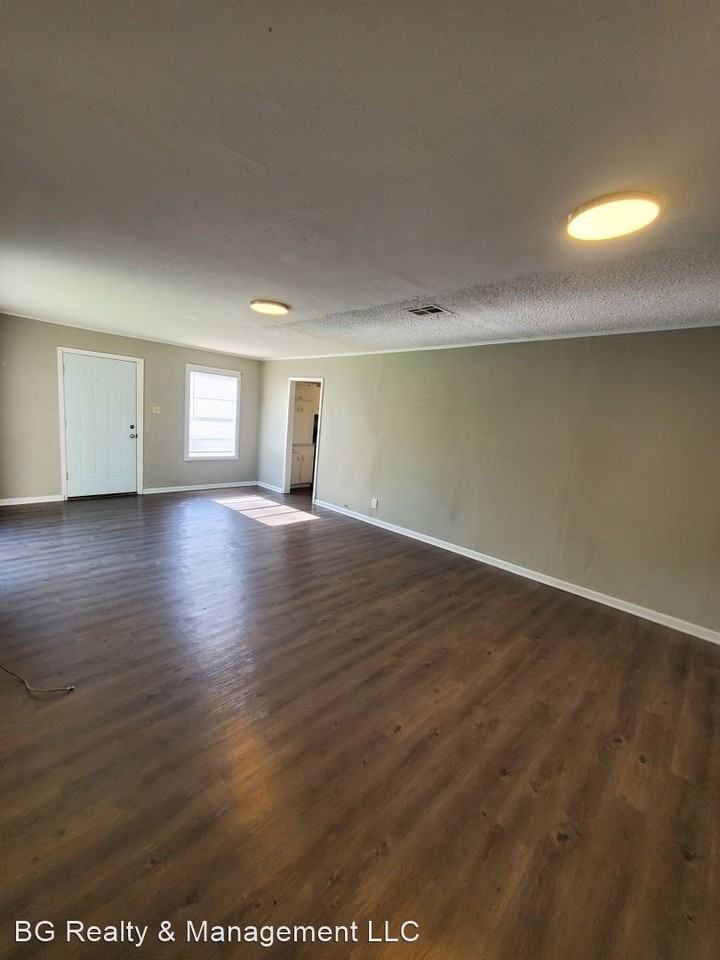 2801 Hinton Dr - Photo 2 of 9
